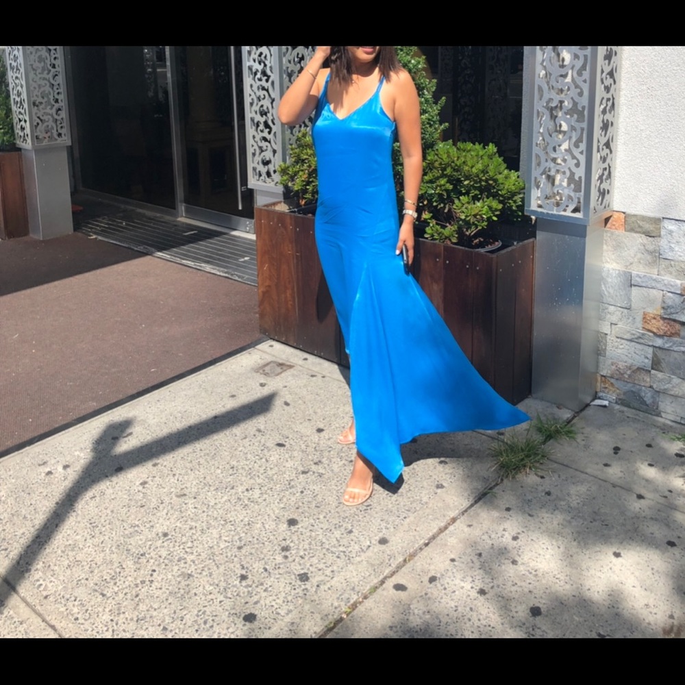 An amazing, sexy , royal blue , open back dress - Picture 2 of 6